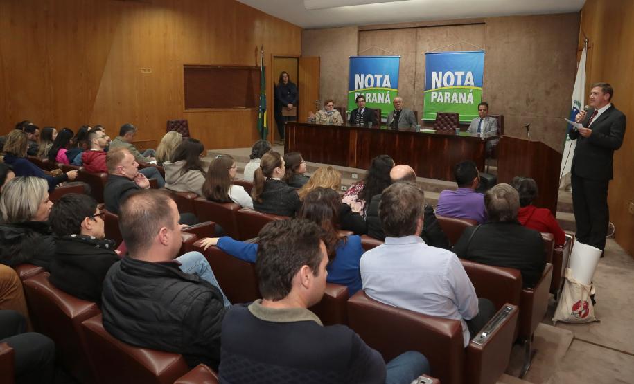 Nota Paraná completa três anos premiando moradores de Curitiba e RMC Os ganhadores dos prêmios de R$ 200 mil, R$ 120 mil e R$ 80 mil recebem os cheques na 33ª premiação do programa Nota Paraná, que neste mês de agosto completa três anos de criação. Por ser o sorteio especial dos pais, o valor das premiações foi multiplicado por quatro. Curitiba,16/08/2018 Foto:Jaelson Lucas / ANPr