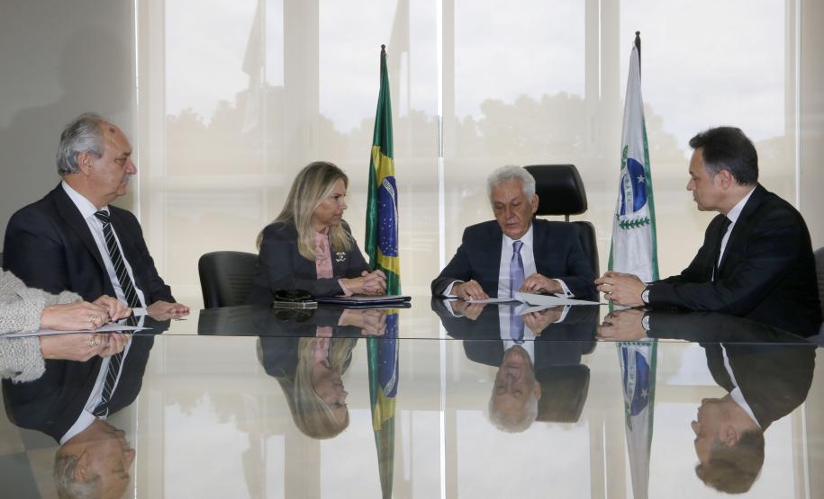 Governo do Estado entrega plano para quitar precatórios até 2024 O Governo do Estado apresentou nesta terça-feira (6) ao Tribunal de Justiça do Paraná (TJ-PR) um cronograma que prevê a quitação de precatórios até 2024. O documento entregue pela governadora Cida Borghetti integra o Plano Anual de Pagamentos de Precatórios e estabelece como fontes de recursos o Tesouro Estadual, com 2% da receita corrente líquida (RCL), valores de depósitos judiciais.