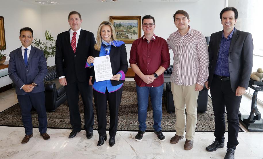 Empresa de e-commerce investirá R$ 3,6 milhões em Curitiba A empresa de comércio eletrônico Terabyteshop confirmou nesta segunda-feira (19) o investimento de R$ 3,6 milhões para ampliar suas atividades no Paraná.