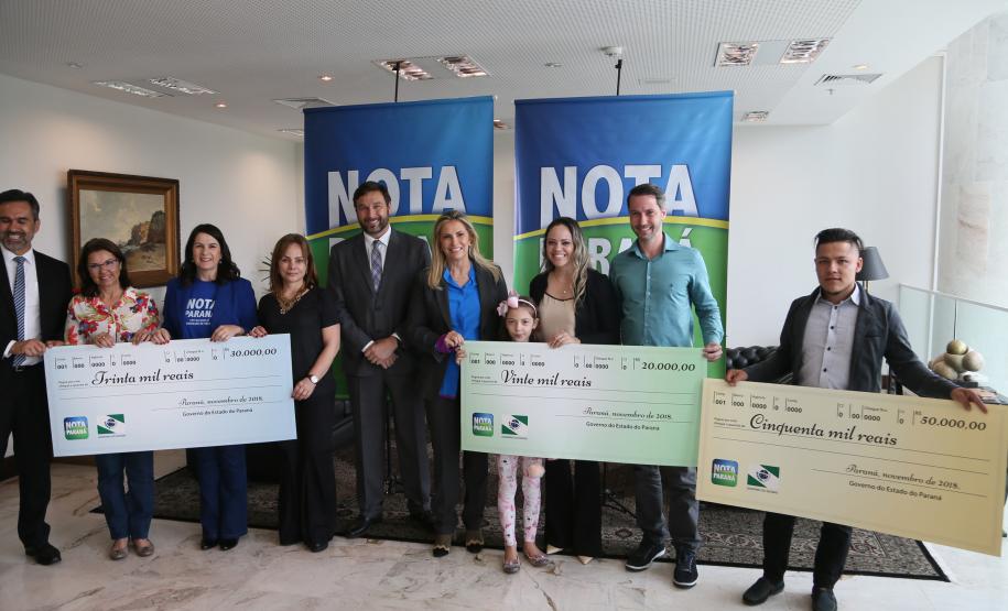 A governadora Cida Borghetti entregou nesta terça-feira (27), no Palácio Iguaçu, os principais prêmios do 36º sorteio do Programa Nota Paraná, coordenado pela Secretaria de Estado da Fazenda. Um vendedor de Ponta Grossa, uma instituição de assistência social de Curitiba e uma professora, também da Capital, foram os vencedores dos prêmios de R$ 50 mil, R$ 30 mil e R$ 20 mil. - Curitiba, 27/11/2018 - Foto: Orlando Kissner/ANPr