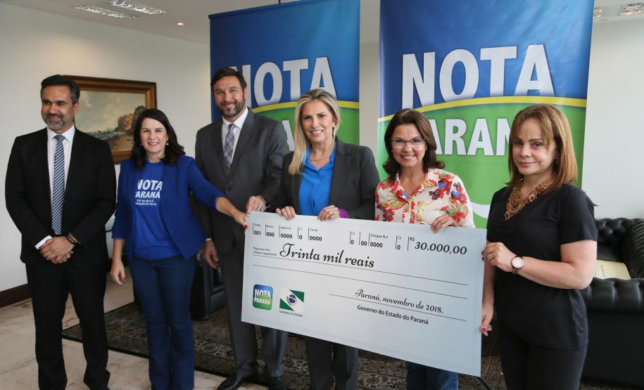 A governadora Cida Borghetti entregou nesta terça-feira (27), no Palácio Iguaçu, os principais prêmios do 36º sorteio do Programa Nota Paraná, coordenado pela Secretaria de Estado da Fazenda