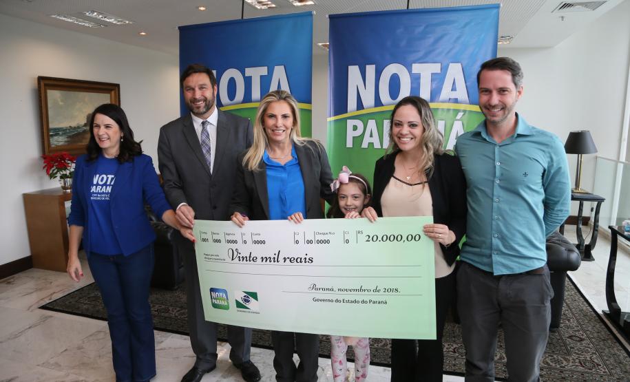 A governadora Cida Borghetti entregou nesta terça-feira (27), no Palácio Iguaçu, os principais prêmios do 36º sorteio do Programa Nota Paraná, coordenado pela Secretaria de Estado da Fazenda