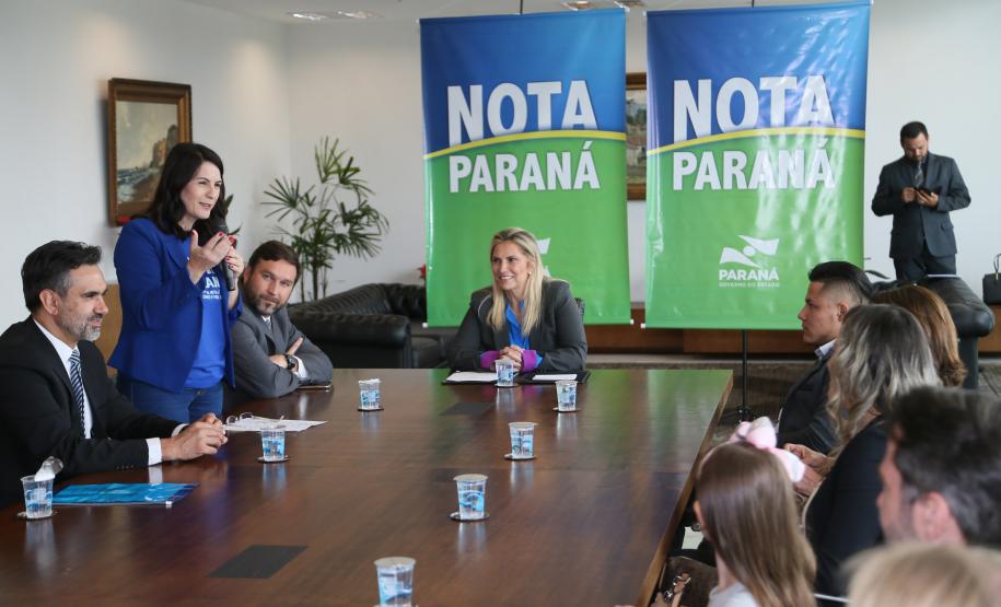 A governadora Cida Borghetti entregou nesta terça-feira (27), no Palácio Iguaçu, os principais prêmios do 36º sorteio do Programa Nota Paraná, coordenado pela Secretaria de Estado da Fazenda. Um vendedor de Ponta Grossa, uma instituição de assistência social de Curitiba e uma professora, também da Capital, foram os vencedores dos prêmios de R$ 50 mil, R$ 30 mil e R$ 20 mil. - Curitiba, 27/11/2018 - Foto: Orlando Kissner/ANPr