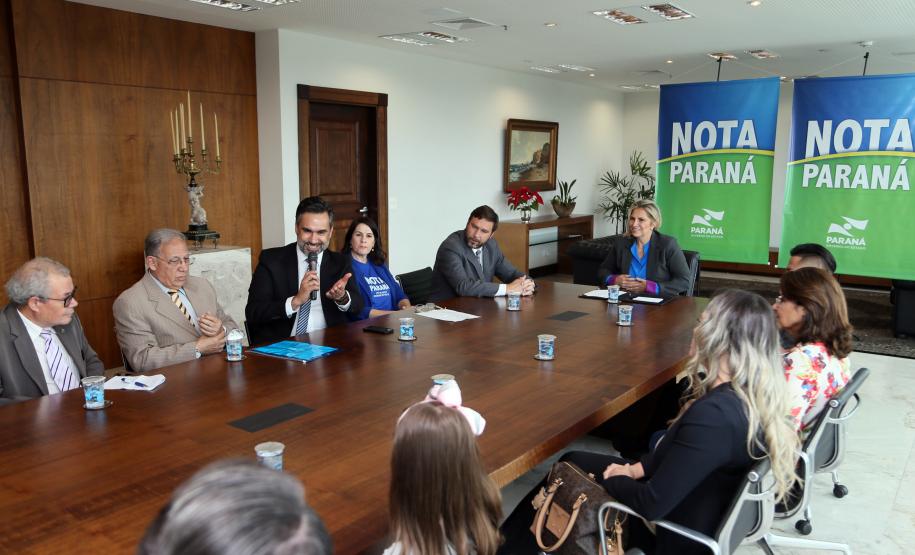 A governadora Cida Borghetti entregou nesta terça-feira (27), no Palácio Iguaçu, os principais prêmios do 36º sorteio do Programa Nota Paraná, coordenado pela Secretaria de Estado da Fazenda. Um vendedor de Ponta Grossa, uma instituição de assistência social de Curitiba e uma professora, também da Capital, foram os vencedores dos prêmios de R$ 50 mil, R$ 30 mil e R$ 20 mil. - Curitiba, 27/11/2018 - Foto: Orlando Kissner/ANPr