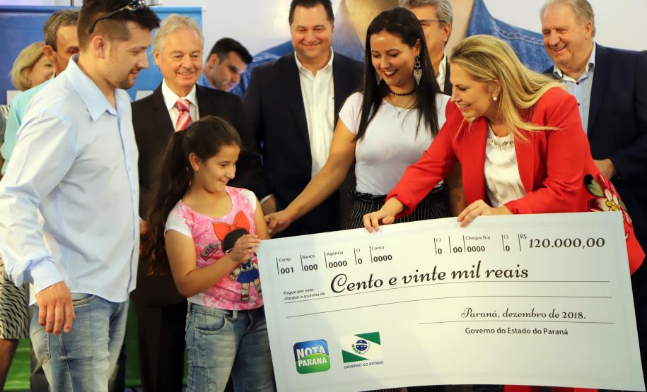 Governadora entrega prêmios aos ganhadores do Nota Paraná A governadora Cida Borghetti entregou nesta sexta-feira (14) os três principais prêmios do 37º sorteio do Programa Nota Paraná, durante cerimônia na sede da Sanepar, em Curitiba