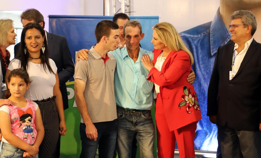 Governadora entrega prêmios aos ganhadores do Nota Paraná A governadora Cida Borghetti entregou nesta sexta-feira (14) os três principais prêmios do 37º sorteio do Programa Nota Paraná, durante cerimônia na sede da Sanepar, em Curitiba