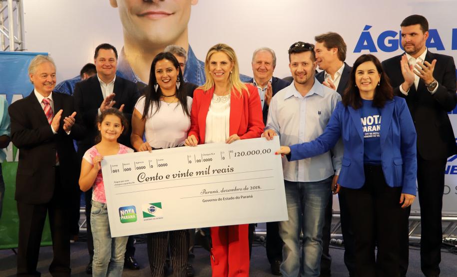 Governadora entrega prêmios aos ganhadores do Nota Paraná A governadora Cida Borghetti entregou nesta sexta-feira (14) os três principais prêmios do 37º sorteio do Programa Nota Paraná, durante cerimônia na sede da Sanepar, em Curitiba