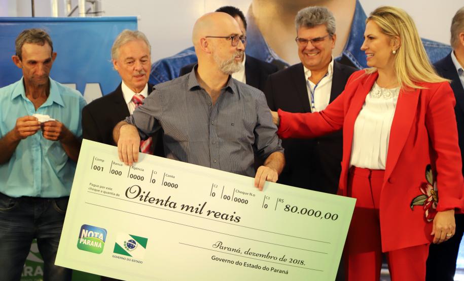 Governadora entrega prêmios aos ganhadores do Nota Paraná A governadora Cida Borghetti entregou nesta sexta-feira (14) os três principais prêmios do 37º sorteio do Programa Nota Paraná, durante cerimônia na sede da Sanepar, em Curitiba. Um agricultor do município de Porto Barreiro, uma auxiliar administrativa de Ponta Grossa e um servidor público federal de Curitiba foram os ganhadores de R$ 200 mil, R$ 120 mil e R$ 80 mil, respectivamente. - Curitiba, 14/12/2018 - Foto: José Fernando Ogura/ANPr