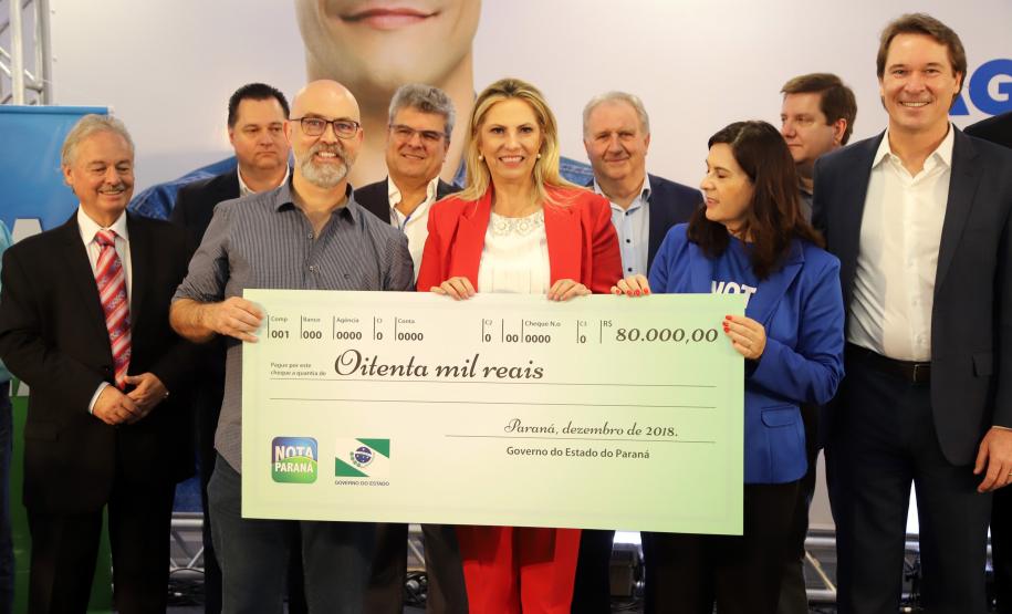 Governadora entrega prêmios aos ganhadores do Nota Paraná A governadora Cida Borghetti entregou nesta sexta-feira (14) os três principais prêmios do 37º sorteio do Programa Nota Paraná, durante cerimônia na sede da Sanepar, em Curitiba