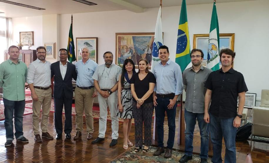 Paraná Competitivo firma parceria entre universidade e empresa Projeto será o primeiro caso de sinergia entre o mundo acadêmico e o industrial e irá possibilitar a formação de profissionais e estudantes especializados em indústria 4.0