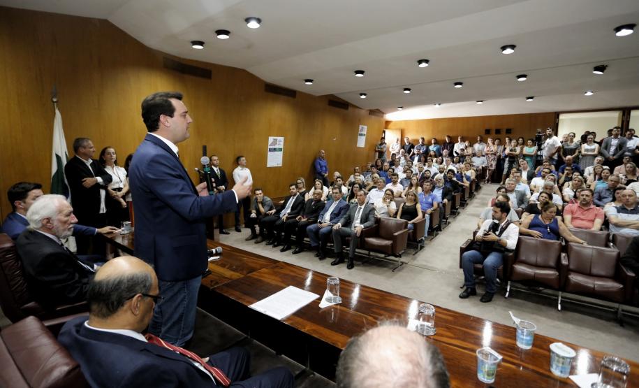 O governador Carlos Massa Ratinho Júnior, participa da posse do secretário de Estado da Fazenda, Renê de Oliveira Garcia Junior.