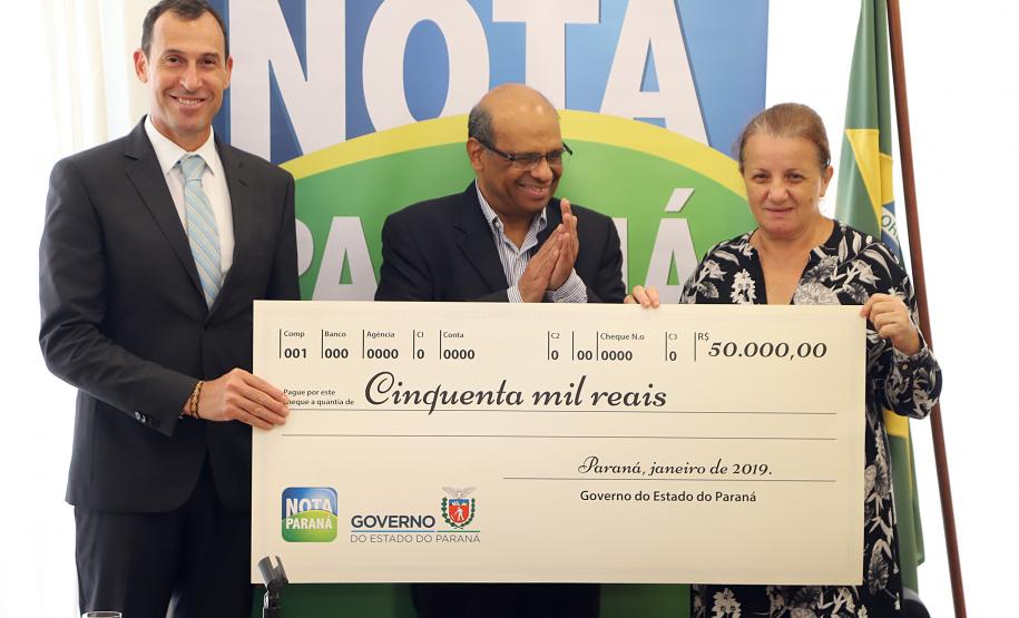 Moradores de Londrina e Colombo recebem os prêmios do primeiro sorteio de 2019 do Nota Paraná O secretário da Fazenda, Renê Garcia Júnior, entrega os três principais prêmios do sorteio de janeiro do programa Nota Paraná. Os contemplados receberam R$ 50 mil, R$ 30 mil e R$ 20 mil. - Curitiba, 21/01/2018 - Foto: José Fernando Ogura/ANPr