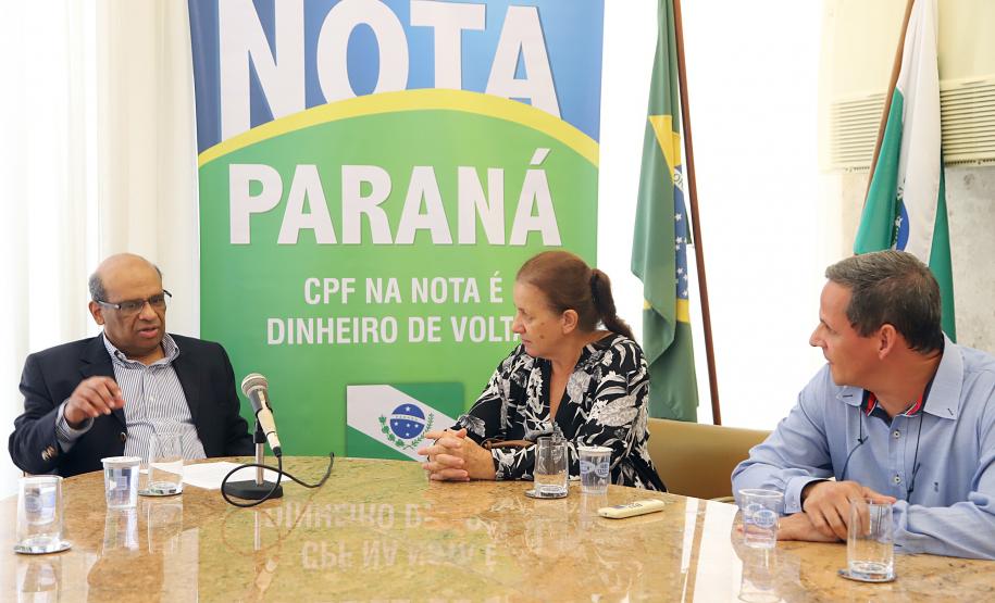 Moradores de Londrina e Colombo recebem os prêmios do primeiro sorteio de 2019 do Nota Paraná O secretário da Fazenda, Renê Garcia Júnior, entrega os três principais prêmios do sorteio de janeiro do programa Nota Paraná. Os contemplados receberam R$ 50 mil, R$ 30 mil e R$ 20 mil. - Curitiba, 21/01/2018 - Foto: José Fernando Ogura/ANPr