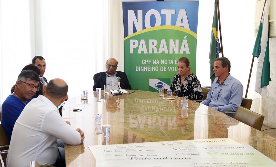 Moradores de Londrina e Colombo recebem os prêmios do primeiro sorteio de 2019 do Nota Paraná O secretário da Fazenda, Renê Garcia Júnior, entrega os três principais prêmios do sorteio de janeiro do programa Nota Paraná. Os contemplados receberam R$ 50 mil, R$ 30 mil e R$ 20 mil. - Curitiba, 21/01/2018 - Foto: José Fernando Ogura/ANPr