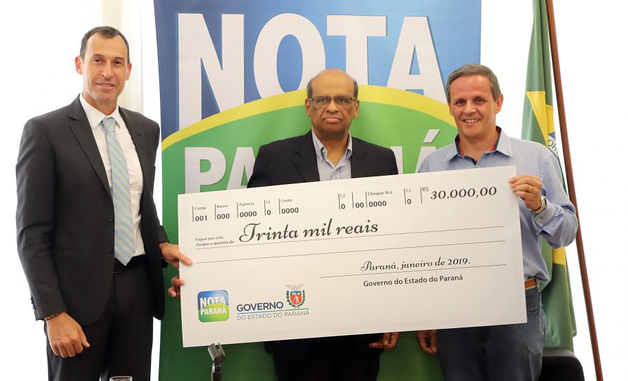 Moradores de Londrina e Colombo recebem os prêmios do primeiro sorteio de 2019 do Nota Paraná O secretário da Fazenda, Renê Garcia Júnior, entrega os três principais prêmios do sorteio de janeiro do programa Nota Paraná. Os contemplados receberam R$ 50 mil, R$ 30 mil e R$ 20 mil. - Curitiba, 21/01/2018 - Foto: José Fernando Ogura/ANPr
