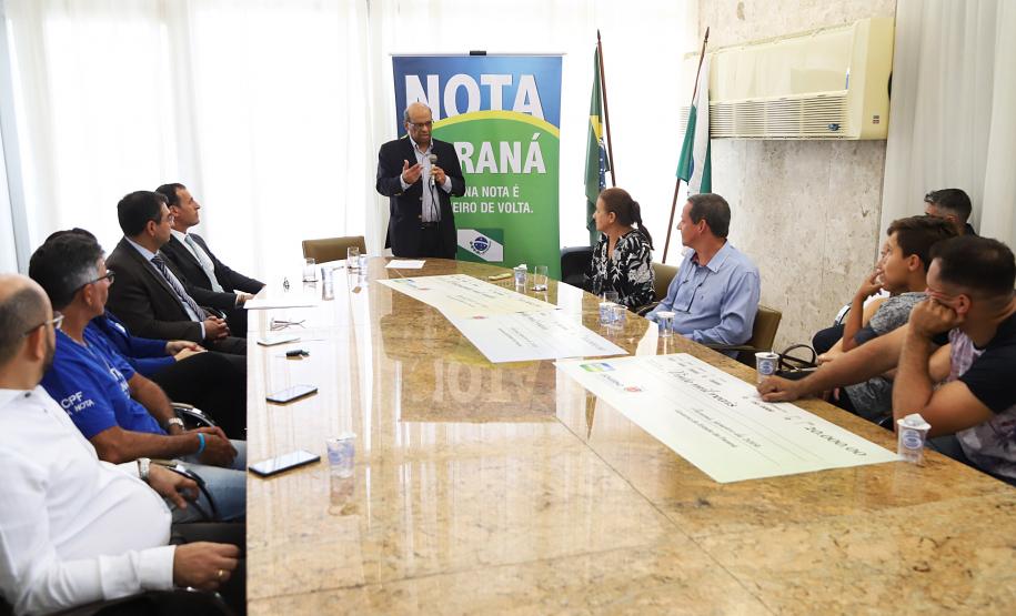Moradores de Londrina e Colombo recebem os prêmios do primeiro sorteio de 2019 do Nota Paraná O secretário da Fazenda, Renê Garcia Júnior, entrega os três principais prêmios do sorteio de janeiro do programa Nota Paraná. Os contemplados receberam R$ 50 mil, R$ 30 mil e R$ 20 mil. - Curitiba, 21/01/2018 - Foto: José Fernando Ogura/ANPr