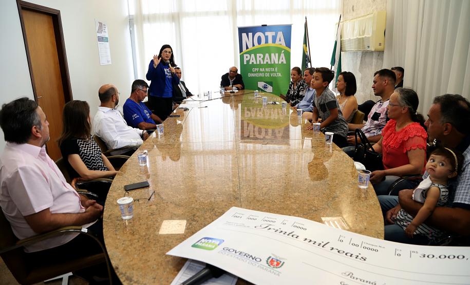 Moradores de Londrina e Colombo recebem os prêmios do primeiro sorteio de 2019 do Nota Paraná O secretário da Fazenda, Renê Garcia Júnior, entrega os três principais prêmios do sorteio de janeiro do programa Nota Paraná. Os contemplados receberam R$ 50 mil, R$ 30 mil e R$ 20 mil. - Curitiba, 21/01/2018 - Foto: José Fernando Ogura/ANPr