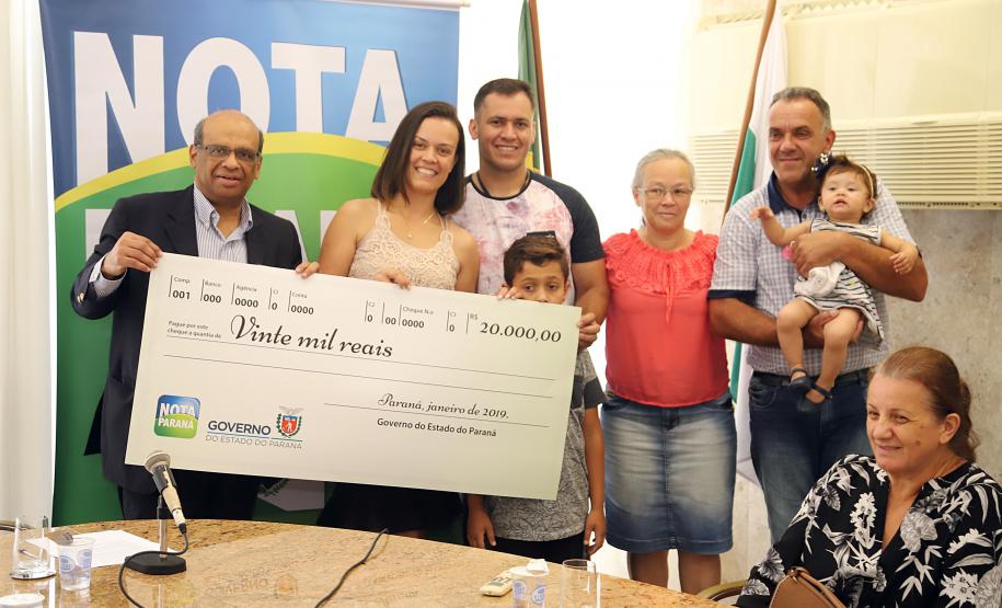 Moradores de Londrina e Colombo recebem os prêmios do primeiro sorteio de 2019 do Nota Paraná O secretário da Fazenda, Renê Garcia Júnior, entrega os três principais prêmios do sorteio de janeiro do programa Nota Paraná. Os contemplados receberam R$ 50 mil, R$ 30 mil e R$ 20 mil. - Curitiba, 21/01/2018 - Foto: José Fernando Ogura/ANPr