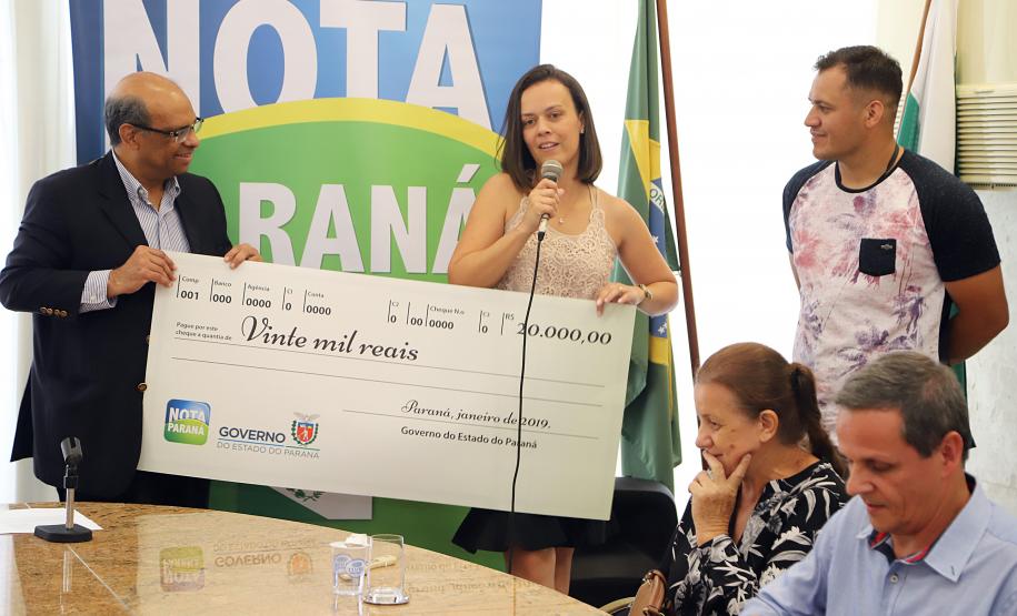 Moradores de Londrina e Colombo recebem os prêmios do primeiro sorteio de 2019 do Nota Paraná O secretário da Fazenda, Renê Garcia Júnior, entrega os três principais prêmios do sorteio de janeiro do programa Nota Paraná. Os contemplados receberam R$ 50 mil, R$ 30 mil e R$ 20 mil. - Curitiba, 21/01/2018 - Foto: José Fernando Ogura/ANPr