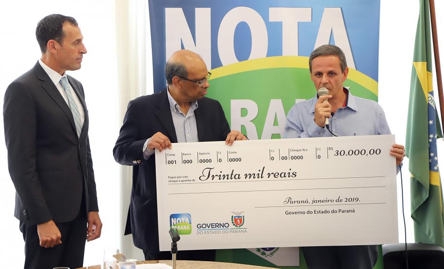 Moradores de Londrina e Colombo recebem os prêmios do primeiro sorteio de 2019 do Nota Paraná O secretário da Fazenda, Renê Garcia Júnior, entrega os três principais prêmios do sorteio de janeiro do programa Nota Paraná. Os contemplados receberam R$ 50 mil, R$ 30 mil e R$ 20 mil. - Curitiba, 21/01/2018 - Foto: José Fernando Ogura/ANPr