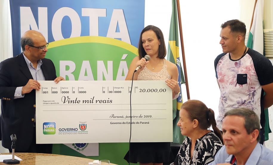 Moradores de Londrina e Colombo recebem os prêmios do primeiro sorteio de 2019 do Nota Paraná O secretário da Fazenda, Renê Garcia Júnior, entrega os três principais prêmios do sorteio de janeiro do programa Nota Paraná. Os contemplados receberam R$ 50 mil, R$ 30 mil e R$ 20 mil. - Curitiba, 21/01/2018 - Foto: José Fernando Ogura/ANPr