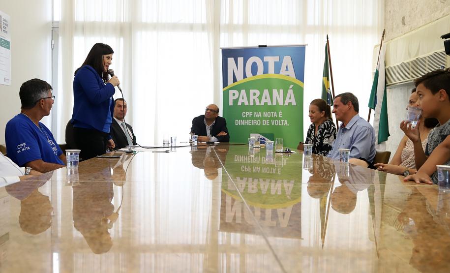 Moradores de Londrina e Colombo recebem os prêmios do primeiro sorteio de 2019 do Nota Paraná O secretário da Fazenda, Renê Garcia Júnior, entrega os três principais prêmios do sorteio de janeiro do programa Nota Paraná. Os contemplados receberam R$ 50 mil, R$ 30 mil e R$ 20 mil. - Curitiba, 21/01/2018 - Foto: José Fernando Ogura/ANPr
