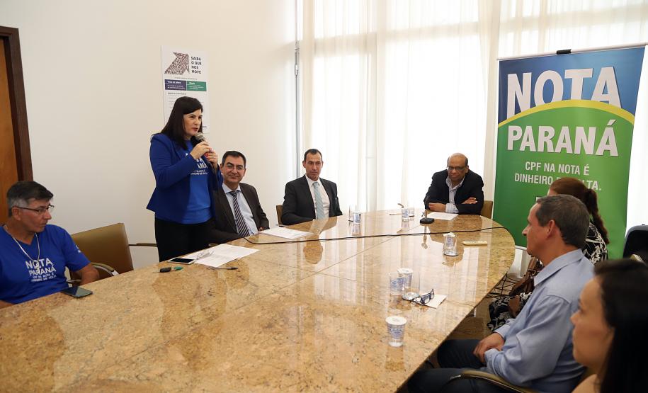 Moradores de Londrina e Colombo recebem os prêmios do primeiro sorteio de 2019 do Nota Paraná O secretário da Fazenda, Renê Garcia Júnior, entrega os três principais prêmios do sorteio de janeiro do programa Nota Paraná. Os contemplados receberam R$ 50 mil, R$ 30 mil e R$ 20 mil. - Curitiba, 21/01/2018 - Foto: José Fernando Ogura/ANPr