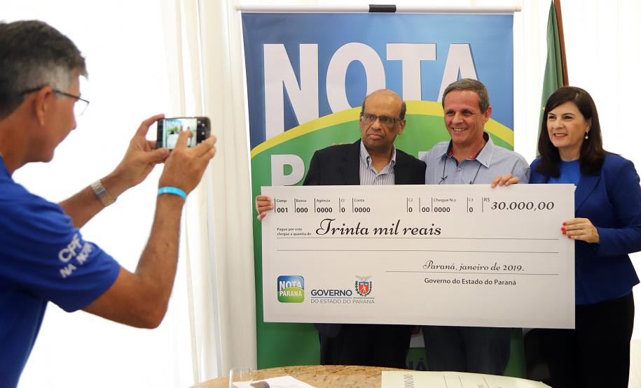Moradores de Londrina e Colombo recebem os prêmios do primeiro sorteio de 2019 do Nota Paraná O secretário da Fazenda, Renê Garcia Júnior, entrega os três principais prêmios do sorteio de janeiro do programa Nota Paraná. Os contemplados receberam R$ 50 mil, R$ 30 mil e R$ 20 mil. - Curitiba, 21/01/2018 - Foto: José Fernando Ogura/ANPr