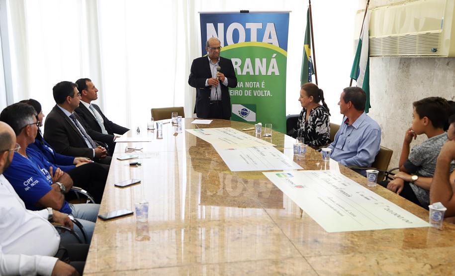 Moradores de Londrina e Colombo recebem os prêmios do primeiro sorteio de 2019 do Nota Paraná O secretário da Fazenda, Renê Garcia Júnior, entrega os três principais prêmios do sorteio de janeiro do programa Nota Paraná. Os contemplados receberam R$ 50 mil, R$ 30 mil e R$ 20 mil. - Curitiba, 21/01/2018 - Foto: José Fernando Ogura/ANPr