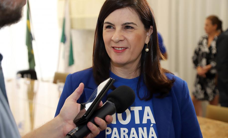 Moradores de Londrina e Colombo recebem os prêmios do primeiro sorteio de 2019 do Nota Paraná O secretário da Fazenda, Renê Garcia Júnior, entrega os três principais prêmios do sorteio de janeiro do programa Nota Paraná. Os contemplados receberam R$ 50 mil, R$ 30 mil e R$ 20 mil. - Curitiba, 21/01/2018 - Foto: José Fernando Ogura/ANPr