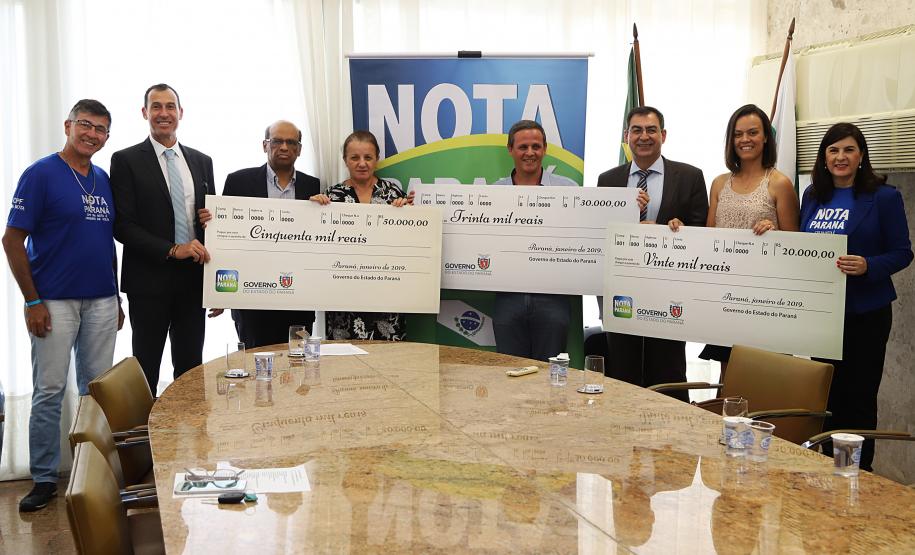 Moradores de Londrina e Colombo recebem os prêmios do primeiro sorteio de 2019 do Nota Paraná O secretário da Fazenda, Renê Garcia Júnior, entrega os três principais prêmios do sorteio de janeiro do programa Nota Paraná. Os contemplados receberam R$ 50 mil, R$ 30 mil e R$ 20 mil. - Curitiba, 21/01/2018 - Foto: José Fernando Ogura/ANPr