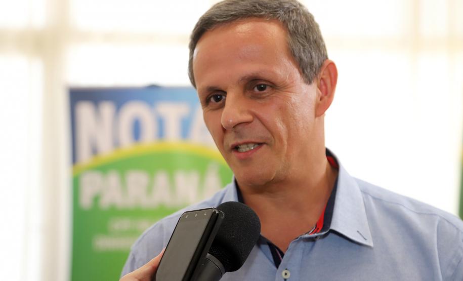 Moradores de Londrina e Colombo recebem os prêmios do primeiro sorteio de 2019 do Nota Paraná O secretário da Fazenda, Renê Garcia Júnior, entrega os três principais prêmios do sorteio de janeiro do programa Nota Paraná. Os contemplados receberam R$ 50 mil, R$ 30 mil e R$ 20 mil. - Curitiba, 21/01/2018 - Foto: José Fernando Ogura/ANPr