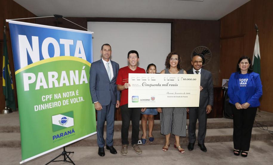 GOVERNO FAZ A ENTREGA DO 39º PRÊMIO DO PROGRAMA NOTA PARANÁ. A coordenadora do Nota Paraná, Marta Gambini, entregou nesta quinta-feira (21) os três principais prêmios do 39.º sorteio de fevereiro.Curitiba, 21-02-19.Foto: Arnaldo Alves / ANPr.