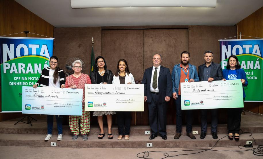 Com recorde em valores devolvidos, Nota Paraná premia moradores de Maringá e Curitiba O Governo do Estado entrega os três principais prêmios do sorteio de março do programa Nota Paraná. A solenidade de premiação aconteceu na Secretaria de Estado da Fazenda, em Curitiba nesta quinta-feira (21).