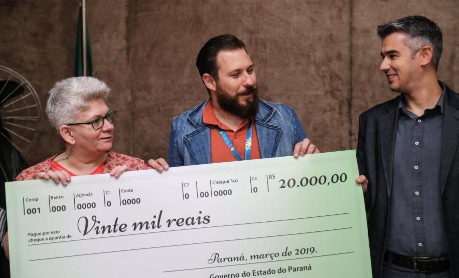 Com recorde em valores devolvidos, Nota Paraná premia moradores de Maringá e Curitiba O Governo do Estado entrega os três principais prêmios do sorteio de março do programa Nota Paraná. A solenidade de premiação aconteceu na Secretaria de Estado da Fazenda, em Curitiba nesta quinta-feira (21).