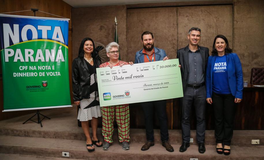 Com recorde em valores devolvidos, Nota Paraná premia moradores de Maringá e Curitiba O Governo do Estado entrega os três principais prêmios do sorteio de março do programa Nota Paraná. A solenidade de premiação aconteceu na Secretaria de Estado da Fazenda, em Curitiba nesta quinta-feira (21).