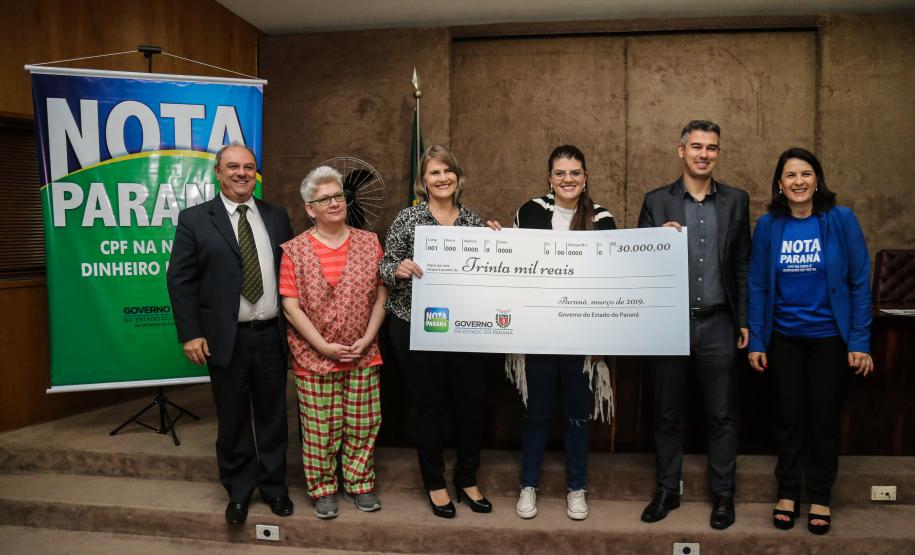 Com recorde em valores devolvidos, Nota Paraná premia moradores de Maringá e Curitiba O Governo do Estado entrega os três principais prêmios do sorteio de março do programa Nota Paraná. A solenidade de premiação aconteceu na Secretaria de Estado da Fazenda, em Curitiba nesta quinta-feira (21).