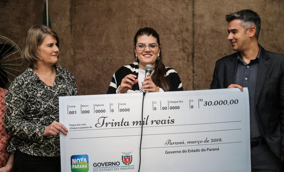 Com recorde em valores devolvidos, Nota Paraná premia moradores de Maringá e Curitiba O Governo do Estado entrega os três principais prêmios do sorteio de março do programa Nota Paraná. A solenidade de premiação aconteceu na Secretaria de Estado da Fazenda, em Curitiba nesta quinta-feira (21).
