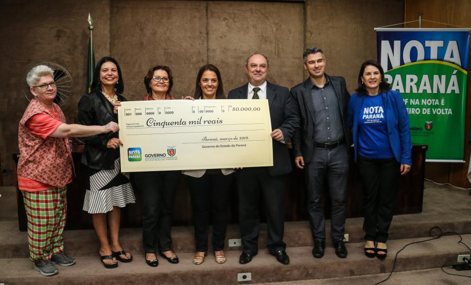 Com recorde em valores devolvidos, Nota Paraná premia moradores de Maringá e Curitiba O Governo do Estado entrega os três principais prêmios do sorteio de março do programa Nota Paraná. A solenidade de premiação aconteceu na Secretaria de Estado da Fazenda, em Curitiba nesta quinta-feira (21).