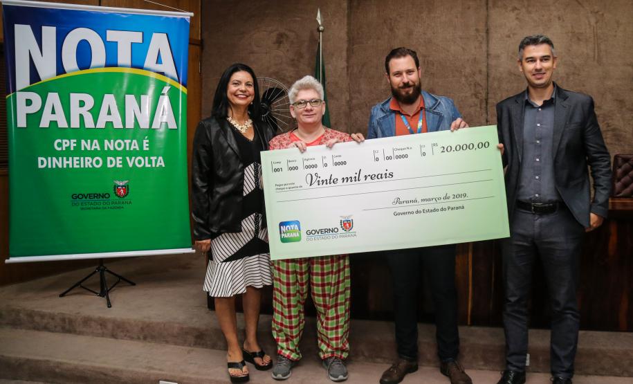 Com recorde em valores devolvidos, Nota Paraná premia moradores de Maringá e Curitiba O Governo do Estado entrega os três principais prêmios do sorteio de março do programa Nota Paraná. A solenidade de premiação aconteceu na Secretaria de Estado da Fazenda, em Curitiba nesta quinta-feira (21).