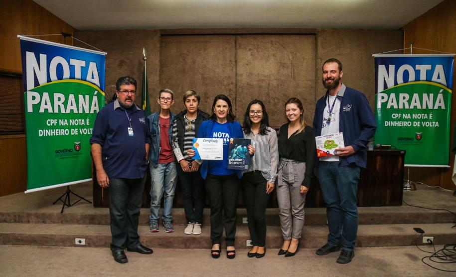 Com recorde em valores devolvidos, Nota Paraná premia moradores de Maringá e Curitiba O Governo do Estado entrega os três principais prêmios do sorteio de março do programa Nota Paraná. A solenidade de premiação aconteceu na Secretaria de Estado da Fazenda, em Curitiba nesta quinta-feira (21).