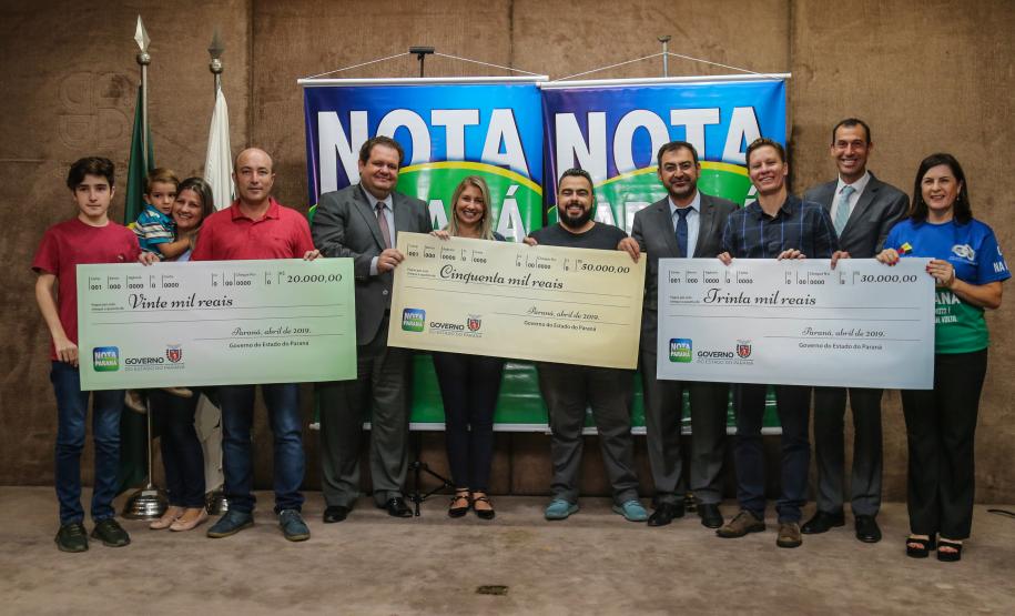 Contribuinte é sorteado com o prêmio principal do Nota Paraná no dia do aniversário O Governo do Estado entrega os três principais prêmios do sorteio de Abril do programa Nota Paraná, de R$ 20 mil, R$ 30 mil e R$ 50 mil. A solenidade de premiação acontece na Secretaria de Estado da Fazenda, em Curitiba nesta quarta-feira (17). Curitiba, 17/04/2019 - Foto: Geraldo Bubniak/ANPr