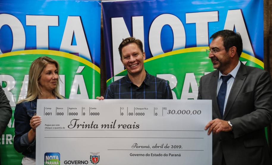 Contribuinte é sorteado com o prêmio principal do Nota Paraná no dia do aniversário O Governo do Estado entrega os três principais prêmios do sorteio de Abril do programa Nota Paraná, de R$ 20 mil, R$ 30 mil e R$ 50 mil. A solenidade de premiação acontece na Secretaria de Estado da Fazenda, em Curitiba nesta quarta-feira (17). Curitiba, 17/04/2019 - Foto: Geraldo Bubniak/ANPr