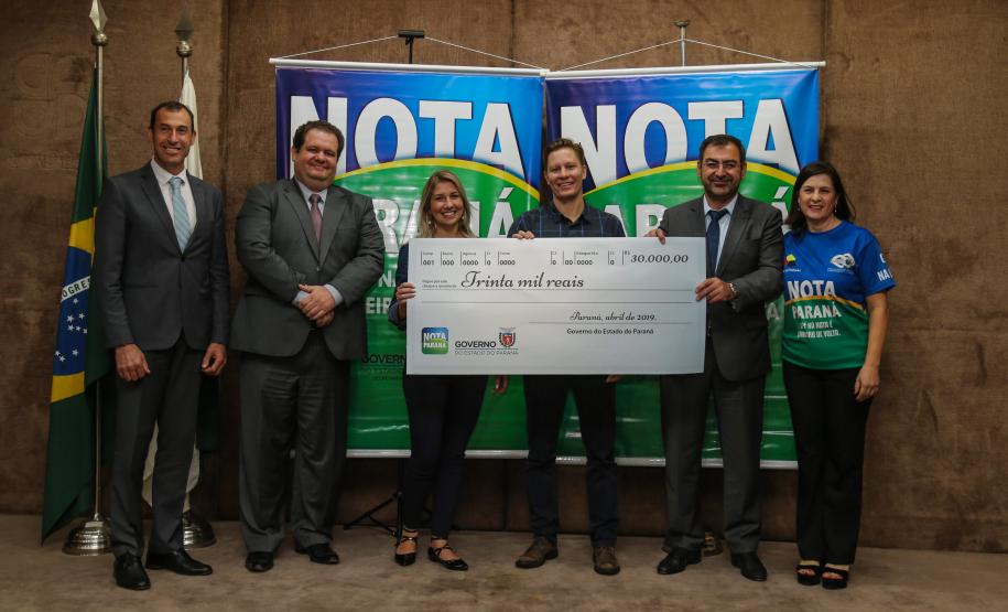 Contribuinte é sorteado com o prêmio principal do Nota Paraná no dia do aniversário O Governo do Estado entrega os três principais prêmios do sorteio de Abril do programa Nota Paraná, de R$ 20 mil, R$ 30 mil e R$ 50 mil. A solenidade de premiação acontece na Secretaria de Estado da Fazenda, em Curitiba nesta quarta-feira (17). Curitiba, 17/04/2019 - Foto: Geraldo Bubniak/ANPr