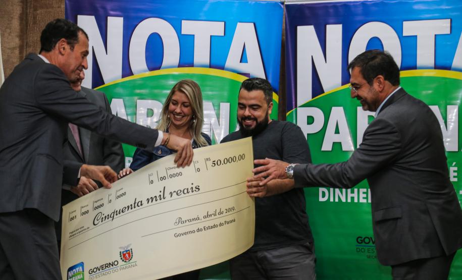 Contribuinte é sorteado com o prêmio principal do Nota Paraná no dia do aniversário O Governo do Estado entrega os três principais prêmios do sorteio de Abril do programa Nota Paraná, de R$ 20 mil, R$ 30 mil e R$ 50 mil. A solenidade de premiação acontece na Secretaria de Estado da Fazenda, em Curitiba nesta quarta-feira (17). Curitiba, 17/04/2019 - Foto: Geraldo Bubniak/ANPr
