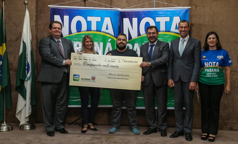 Contribuinte é sorteado com o prêmio principal do Nota Paraná no dia do aniversário O Governo do Estado entrega os três principais prêmios do sorteio de Abril do programa Nota Paraná, de R$ 20 mil, R$ 30 mil e R$ 50 mil. A solenidade de premiação acontece na Secretaria de Estado da Fazenda, em Curitiba nesta quarta-feira (17). Curitiba, 17/04/2019 - Foto: Geraldo Bubniak/ANPr
