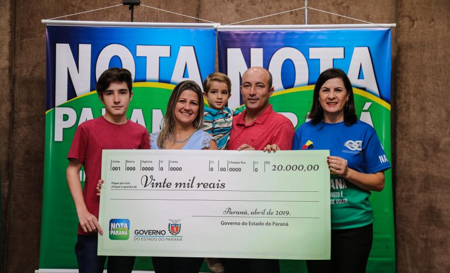 Contribuinte é sorteado com o prêmio principal do Nota Paraná no dia do aniversário O Governo do Estado entrega os três principais prêmios do sorteio de Abril do programa Nota Paraná, de R$ 20 mil, R$ 30 mil e R$ 50 mil. A solenidade de premiação acontece na Secretaria de Estado da Fazenda, em Curitiba nesta quarta-feira (17). Curitiba, 17/04/2019 - Foto: Geraldo Bubniak/ANPr