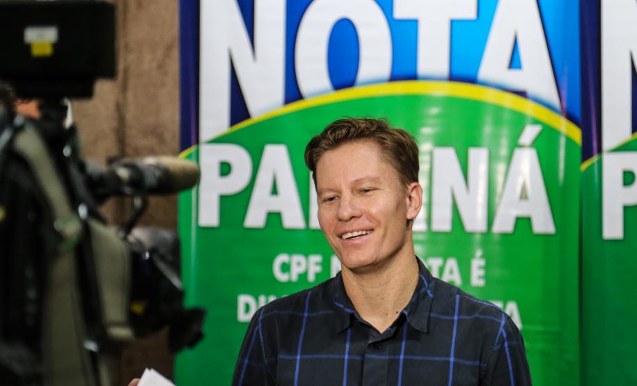 Contribuinte é sorteado com o prêmio principal do Nota Paraná no dia do aniversário O Governo do Estado entrega os três principais prêmios do sorteio de Abril do programa Nota Paraná, de R$ 20 mil, R$ 30 mil e R$ 50 mil. A solenidade de premiação acontece na Secretaria de Estado da Fazenda, em Curitiba nesta quarta-feira (17). Curitiba, 17/04/2019 - Foto: Geraldo Bubniak/ANPr