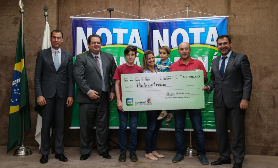 Contribuinte é sorteado com o prêmio principal do Nota Paraná no dia do aniversário O Governo do Estado entrega os três principais prêmios do sorteio de Abril do programa Nota Paraná, de R$ 20 mil, R$ 30 mil e R$ 50 mil. A solenidade de premiação acontece na Secretaria de Estado da Fazenda, em Curitiba nesta quarta-feira (17). Curitiba, 17/04/2019 - Foto: Geraldo Bubniak/ANPr