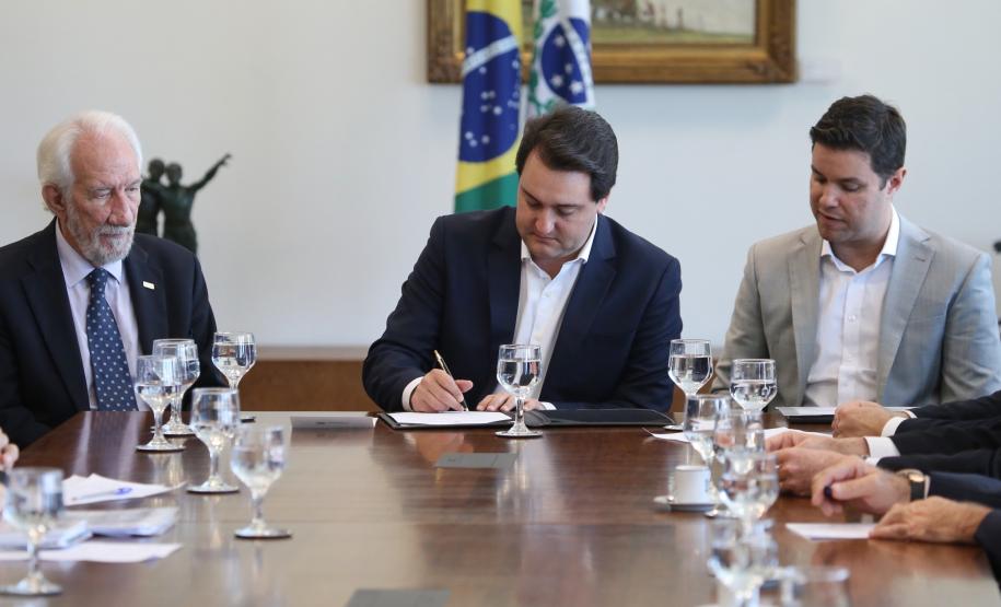 Governo prorroga benefícios fiscais para fortalecer economia do Estado O governador Carlos Massa Ratinho Junior assinou nesta segunda-feira (6) decreto que prorroga os benefícios fiscais do Imposto sobre Circulação de Mercadorias e Serviços (ICMS) ao setor produtivo de todo o Estado.